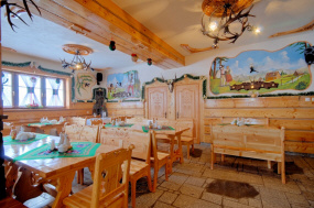 Vierastalo Tatravuorilla, Zakopane, Bukowina Tatrzańska, rentoutuminen Puolassa